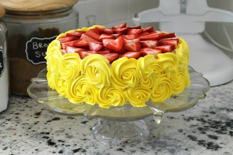 grädde-ros-gul-frukt-dekorera-tårta