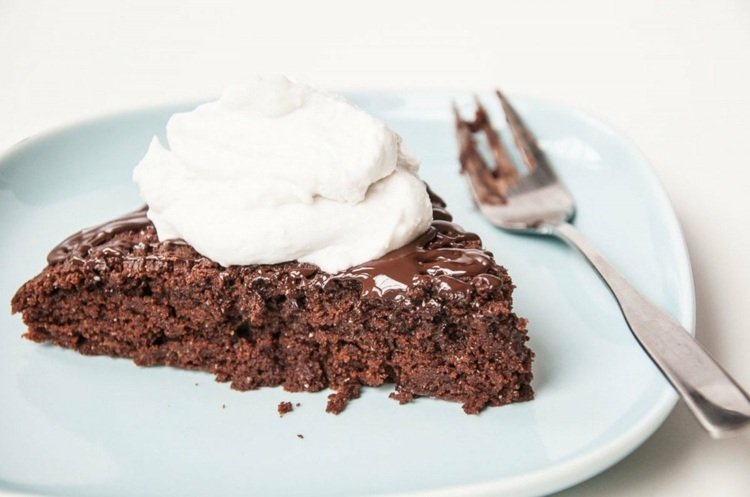 Gör din egen tårtbotten - en grundläggande idé med chokladkaka