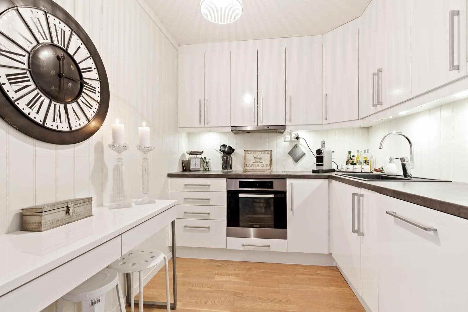 vitt skandinaviskt kök med hörnskåp i vintage stil