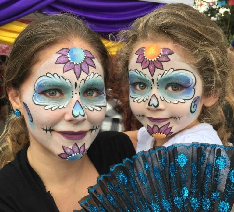 Flicka och mamma målar blommor söta idéer för barns smink för Halloween