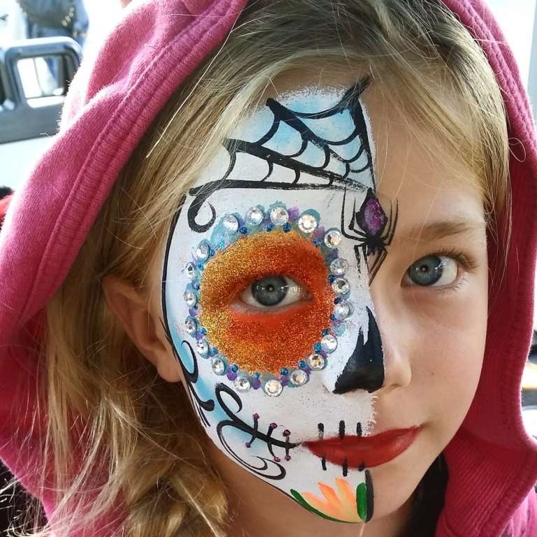 Barn utklädd som Rödluvan tjej med ansiktsfärg Idéer för söt Halloween smink
