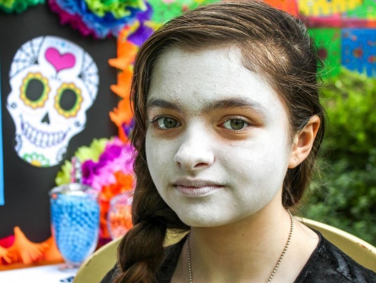 Sugar Skull Instruktioner för Halloween -smink för tjejer Steg 1 applicera vit färg på ansiktet