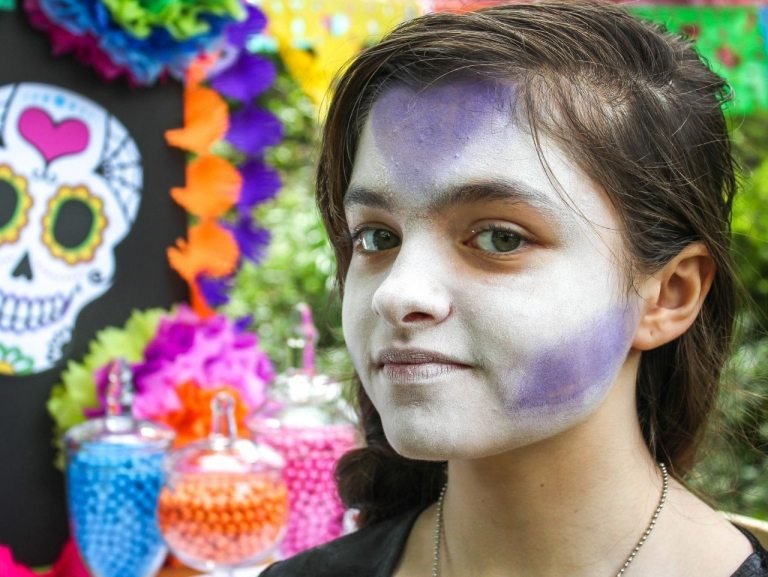 Applicera smink på tjejer för Halloween -instruktioner Steg 2 Konturera ansiktet med lila ögonskugga