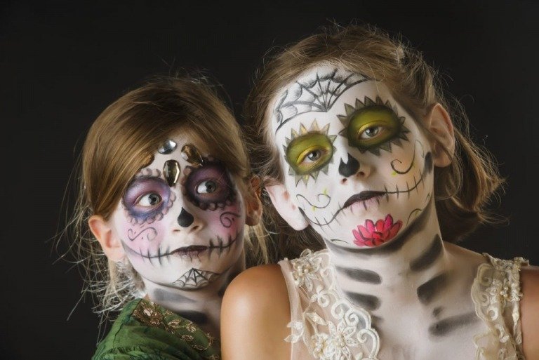 Ansiktsmålning Halloween idéer syster dagis ålder skalle ansiktsfärg