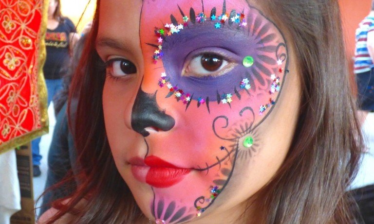 Sminkidéer för halv ansikte för Halloween för tjejer Stjärnor och strass pryder Halloween Carnival
