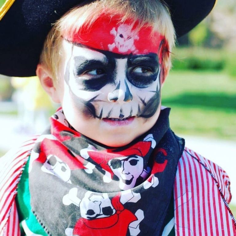 Pojke som pirat tog på sig hela ansiktet, söt idé för Halloween-smink