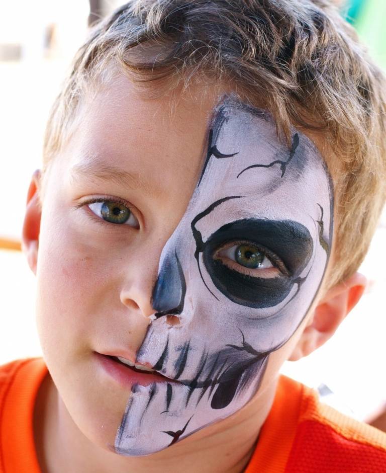 Skalle make-up skelett på halv ansikte måla Halloween make-up idéer för barn
