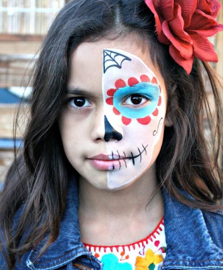 Flicka på halv ansikte applicera barns smink Halloween idéer enkel och snabb guide