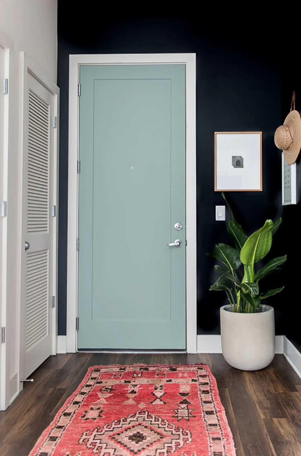 Använd mintgrönt och måla dörrarna i färg