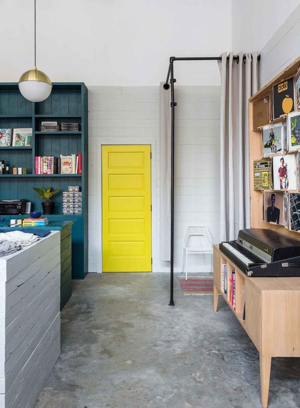 Måla den gula dörren utan att hänga upp den som en accent i vardagsrummet i retrostil