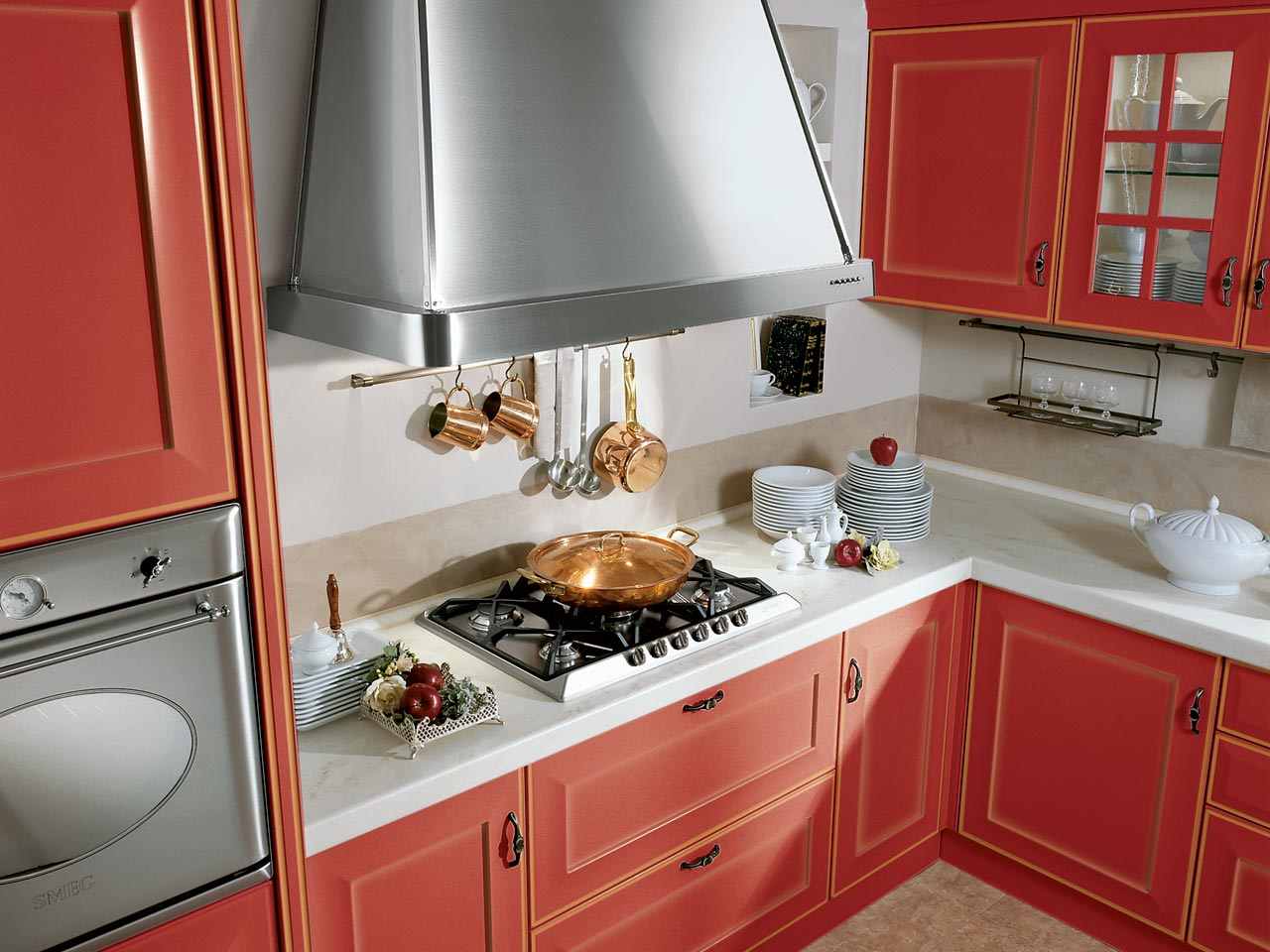 rött kök-traditionellt inredda moderna vitvaror i rostfritt stål