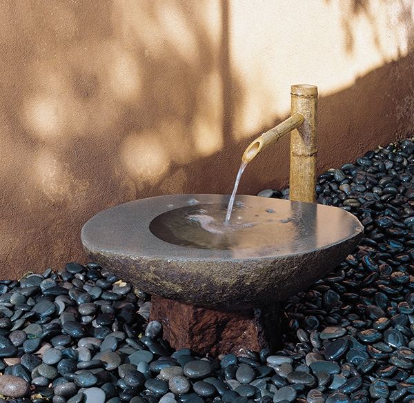 Stenbrunn för trädgården Vattensystem i den japanska trädgården
