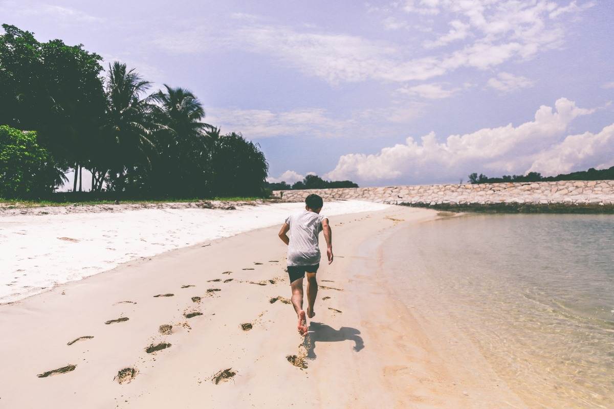 springa på stranden som träning på semester och träning på resor