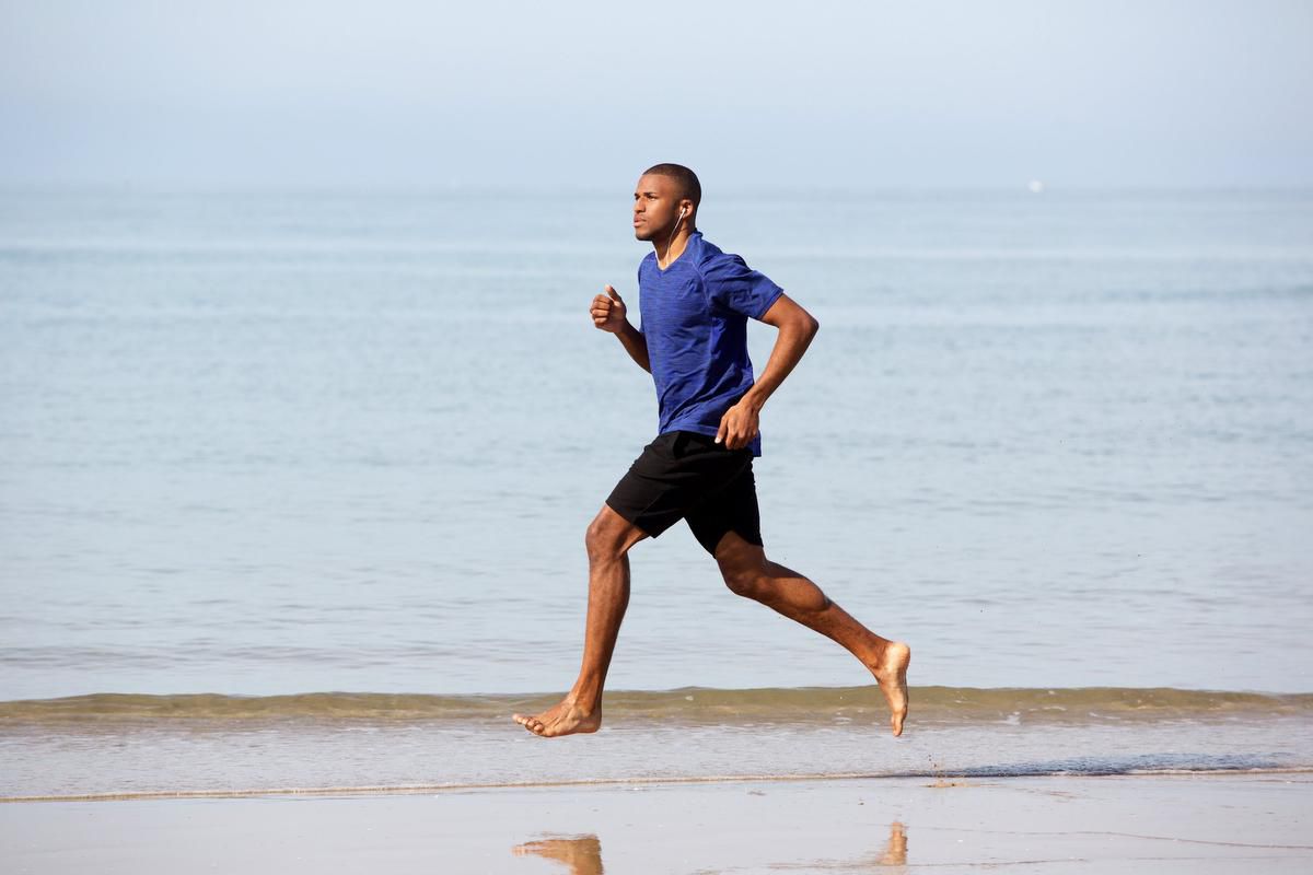 springer på semester på stranden som ett alternativ till jogging i staden