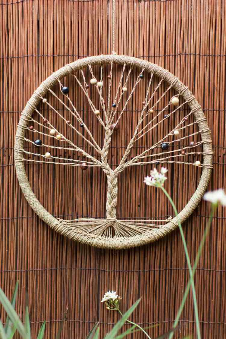 Fläta och bind livets träd av garn och dekorera med pärlor