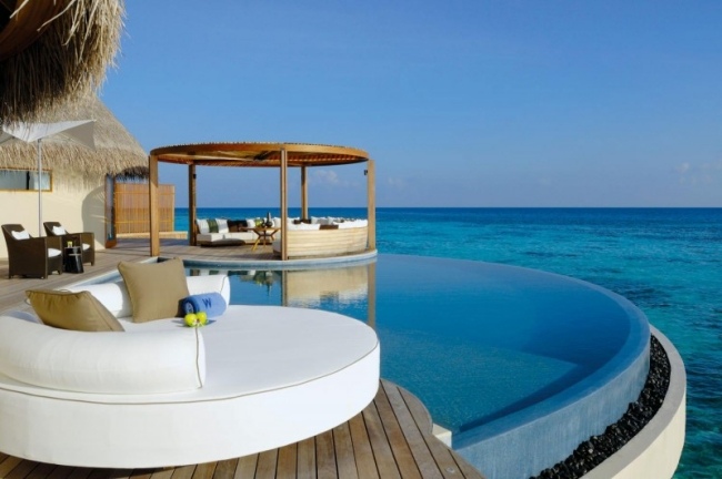 W Retreat spa resort på Maldiverna infinity pool solterrass