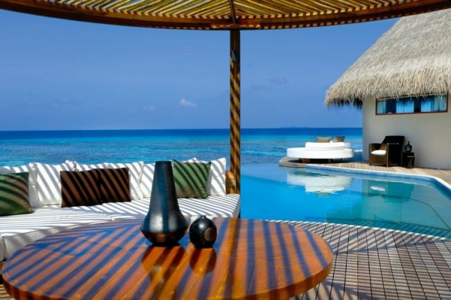 kurort i Maldiverna pool sittgrupp tak