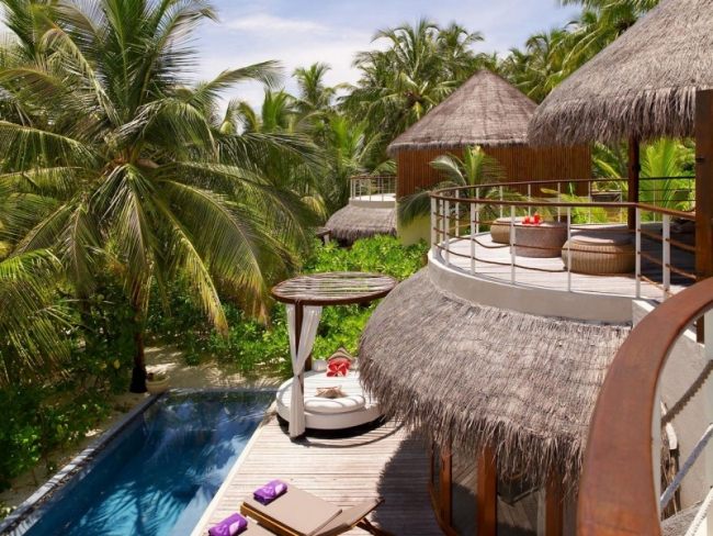 spa resort maldiverna pool halmtak lounge