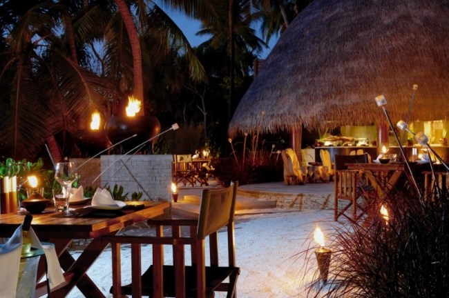 W Retreat spa resort Maldiverna strand facklor middag