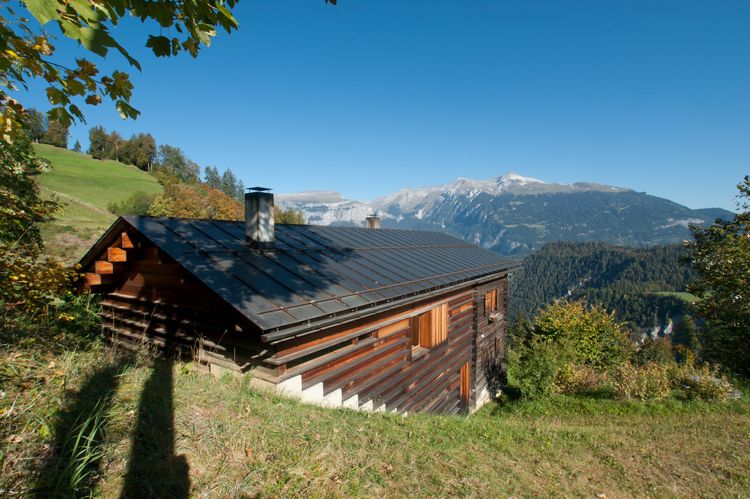 Drömhus i Schweiz familj-bergssida-utsikt-berg