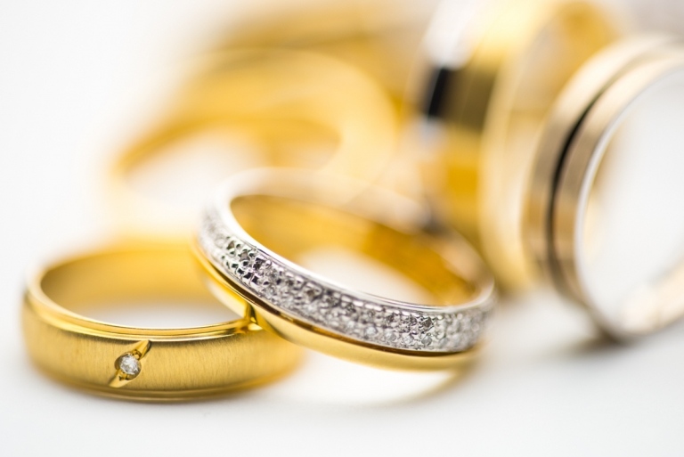 Vigselringar i guld med stenar i olika utföranden för brudparet