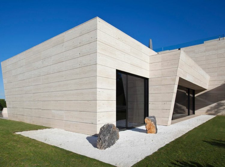 travertin-kakel-fasad-beige-glas-vägg-stenblock-vita-stenar