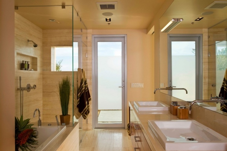 travertin-kakel-badrum-grädde-vit-dubbel-handfat-dusch-glas vägg-badkar