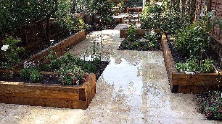 travertinplattor terrass elegant snyggt slitstarkt poröst golv exteriör uteplats design trädgård glansigt förseglad