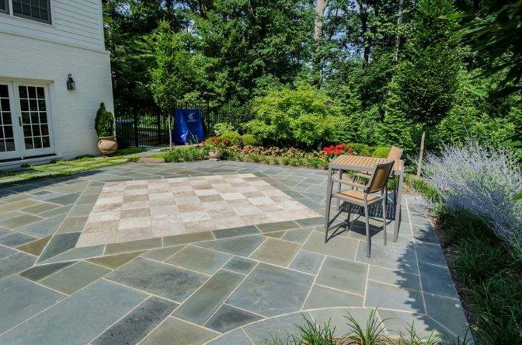 travertinplattor terrass elegant snyggt slitstarkt poröst golv utanför uteplats design trädgård färger