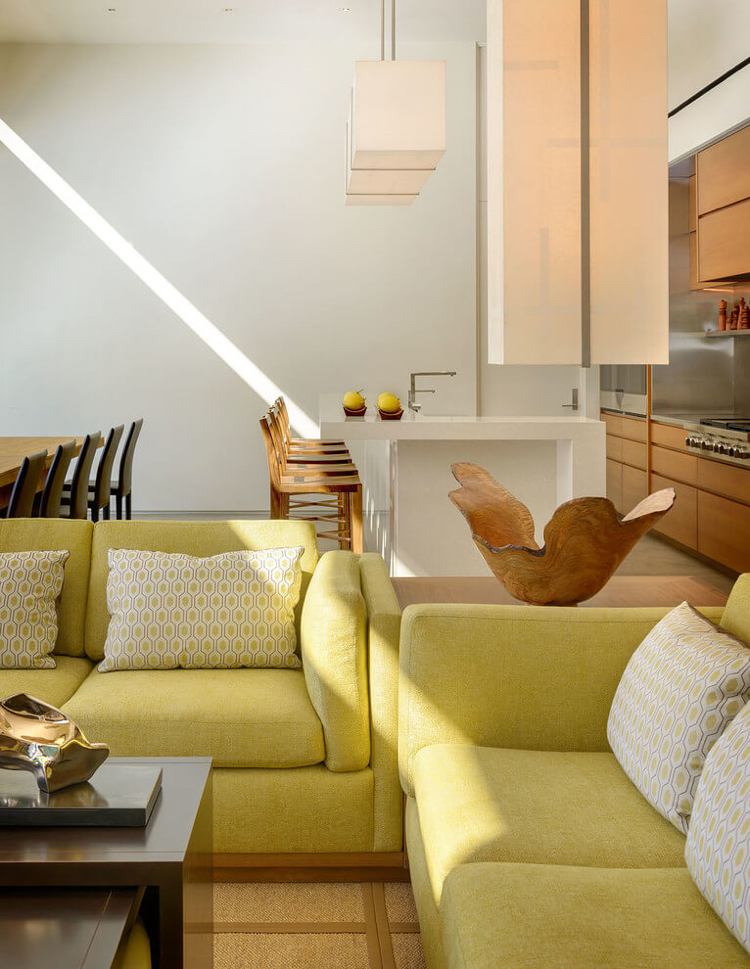 Drivved dekoration -moderna strandvilla-vardagsrum-soffa-klädsel-pistaschgrön