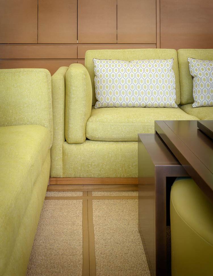 deco-modern-beach villa-vardagsrum-stoppade möbler-pistasch-grön-matta