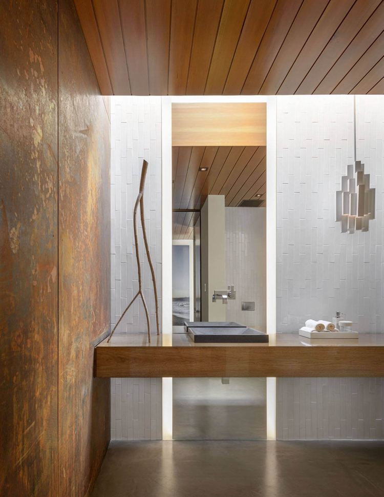 drivved-dekoration-modern-strand-villa-badrum-cortenstål-vit-keramiska plattor