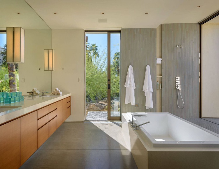 modern-strand-villa-badrum-badkar-rektangulär-dusch