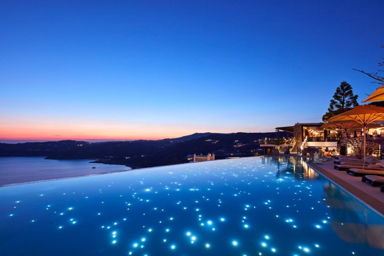 infinity-pool-natt-belysning-lysdioder-gnistrande-terrass-vy