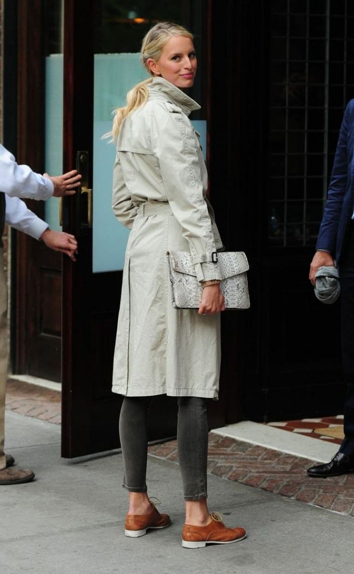 Idéer-trench-coat-outfit-för-regniga-blåsiga-dagar-på-höst