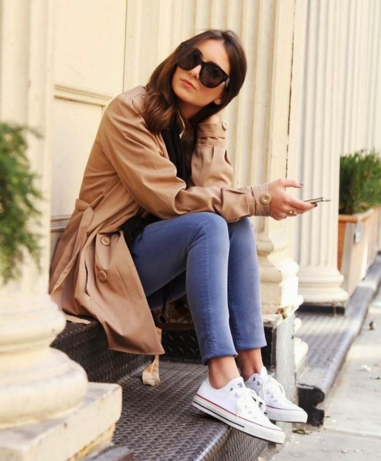 höst-outfit-idéer-trench-coat-avtagbar-bälte-karamell-ton