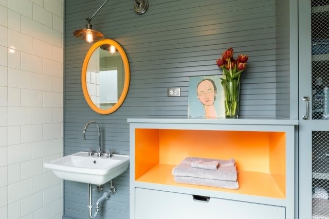 Kompletterande färger-badrum-möbler-väggdesign-blå-orange-grå