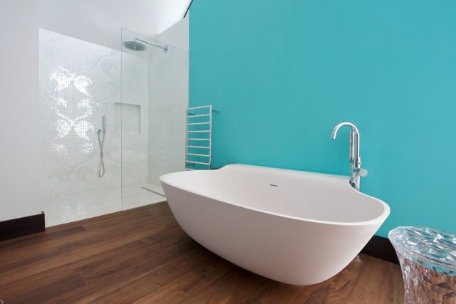 modern-badrum-design-kobolt-blå-färgad-vägg-vit-badkar-transparent-pall