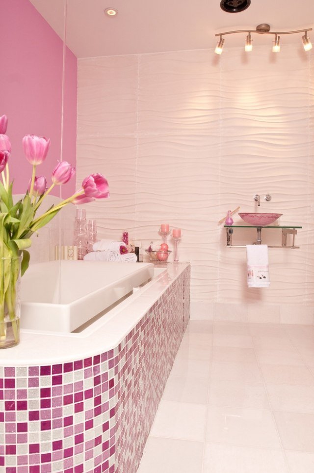 badrum-kakel-lila-rosa-mosaik-badkar-yttre-väggbeklädnad