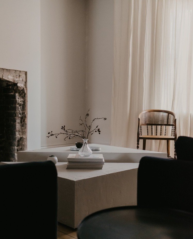 Svarta möbler i vardagsrummet i puristisk stil