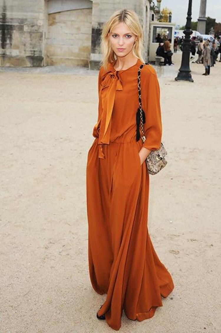 Outfit idéer vår maxiklänning kombinerar Burnt Orange trendfärg 2021