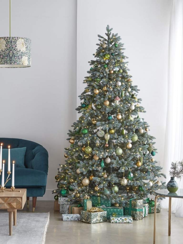 Trendfärger jul 2019 julgransdekorationer trend gräsgrönt, beige och guld kombineras