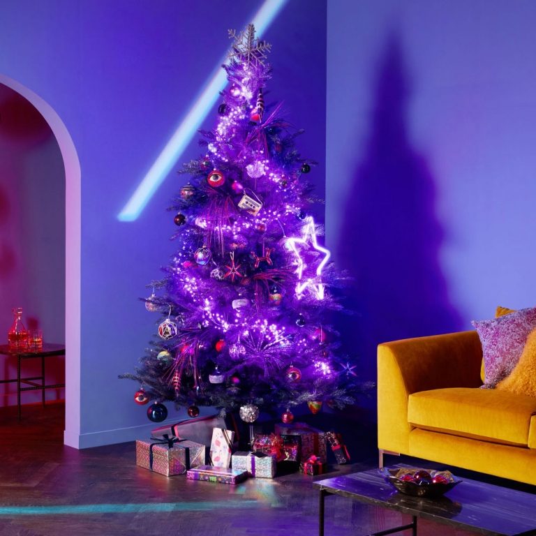 Trendfärger för juldekorationer 2019 Neonfärger lila, rött, rosa och guld kombinerar julgransdekorationer, sagoljus, LED julstjärna och röda julgransbollar
