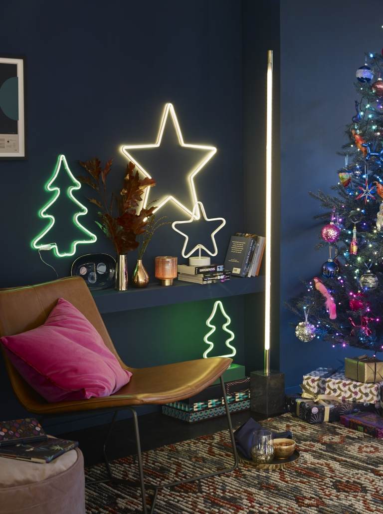 Trendfärger Jul 2019 LED -julgran på väggen