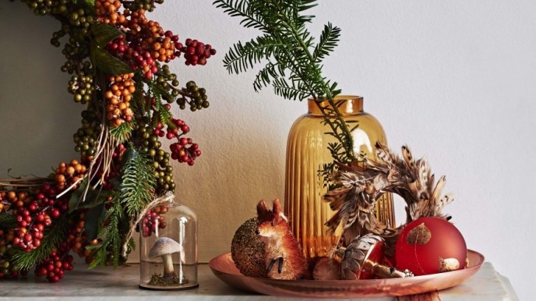 Jultrender 2019 färger vaser och dekorativa figurer i en skål ordnar dörrkrans med bär och nypon