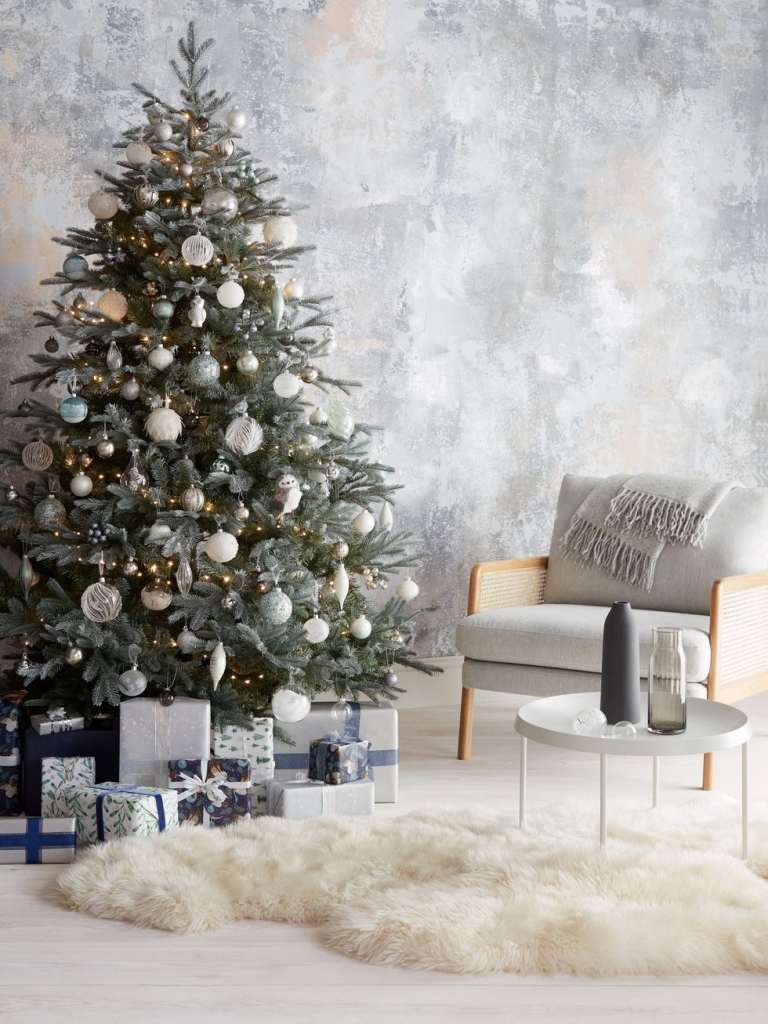 Jultrender i vitt och guld och isblått kombinerar julgransdekorationer
