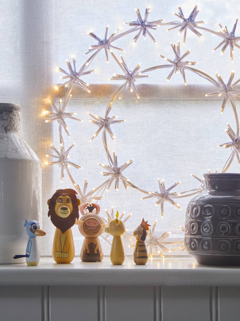 Trendfärger jul 2019 fairy lights Snow Maiden puristiska fönsterdekorationer i barnrummet