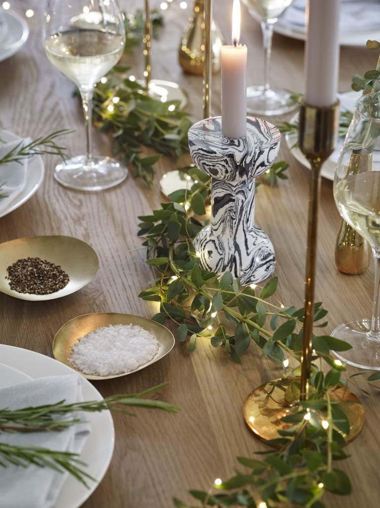 Trendfärger för jul 2019, puristiska bordsdekorationer i vitt och guld med marmorerade ljusstakar