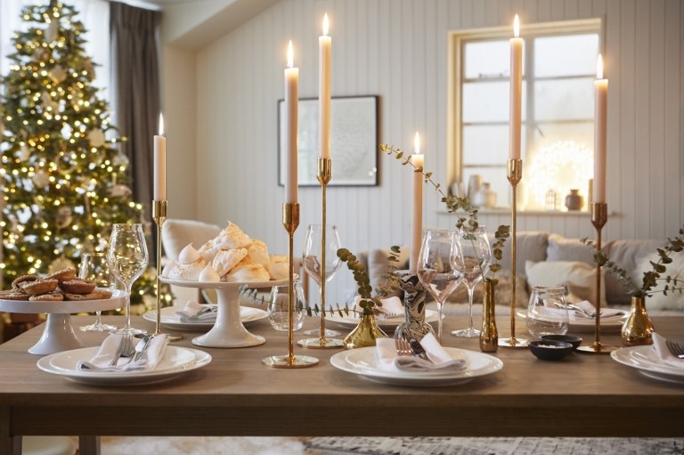 Trendfärger för julen 2019, puristiska bordsdekorationer i vitt och guld