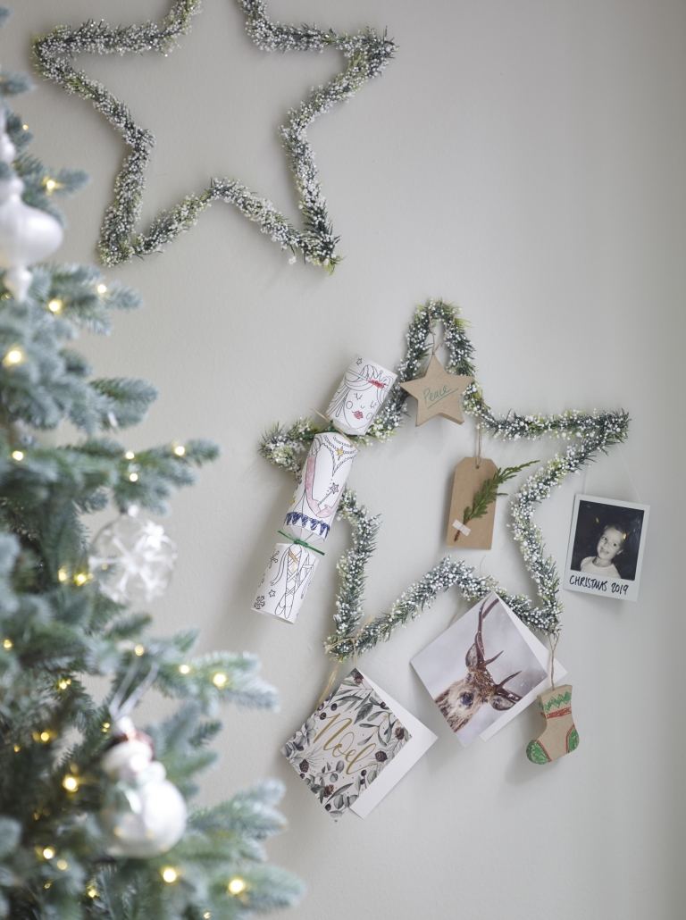 Julfärger 2019 puristisk väggdekoration med julstjärnor gjorda av kottar med konstsnö